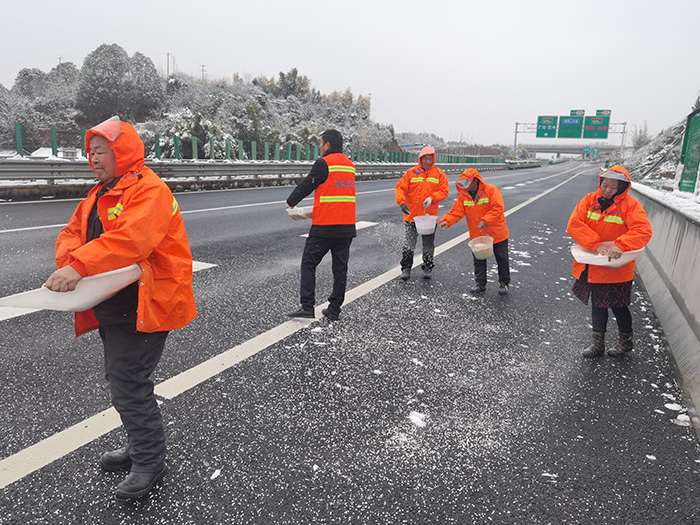 绕城高速抛撒融雪剂改.jpg