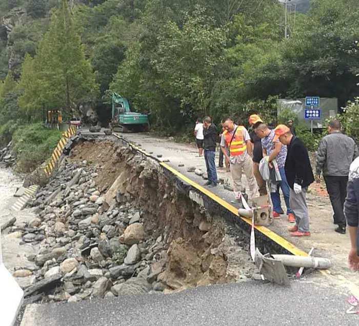 公司赶赴平武S205九遂路开展道路抢险工作