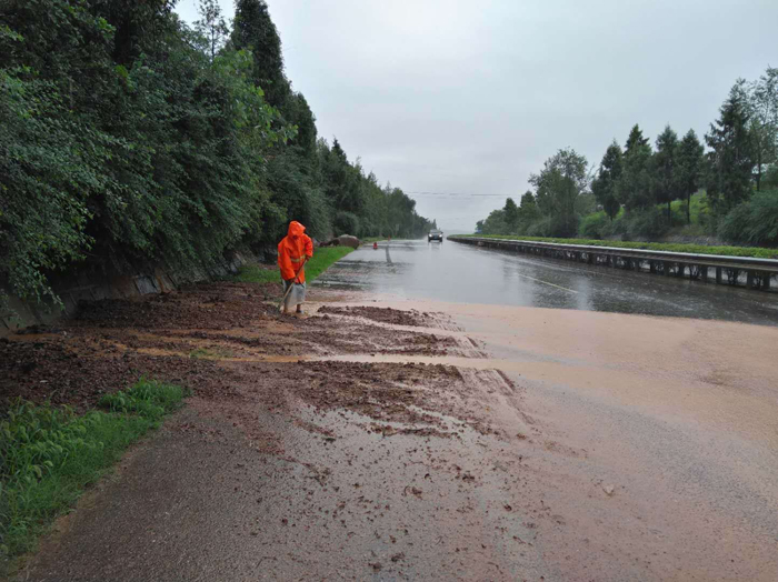 绵阳路桥积极对抗暴雨  确保公路安全通行