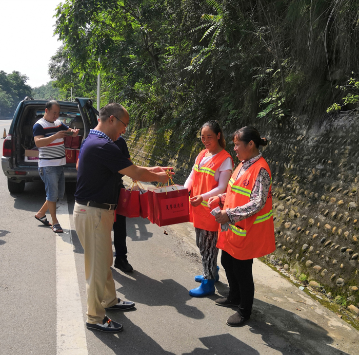 市交通运输局公路管理处副处长涂鉴一行给路桥公司一线养护职工夏日送清凉