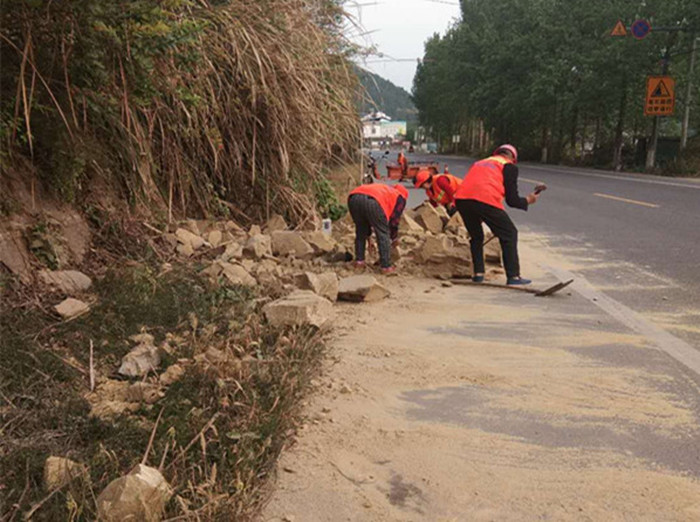 路桥公司第一时间处置垮方地质灾害点