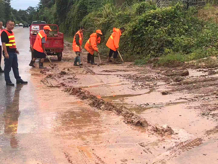 路桥公司加强汛期公路抢险，积极应对暴雨袭击