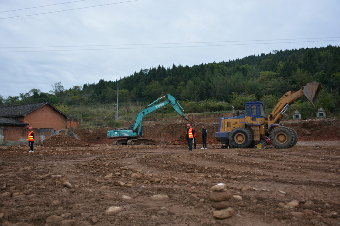 梓潼县人大主任杜林平一行调研S209线梓潼县城至江油河口段改建工程建设情况