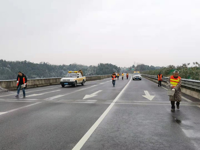 清除道路结冰 确保安全出行