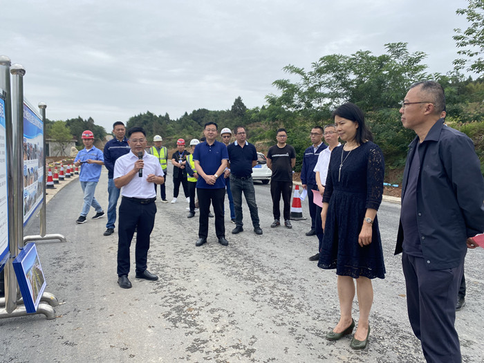 绵阳市人大教科文卫委主任郭平一行到S209线梓潼县城至江油河口段改建工程调研项目建设···