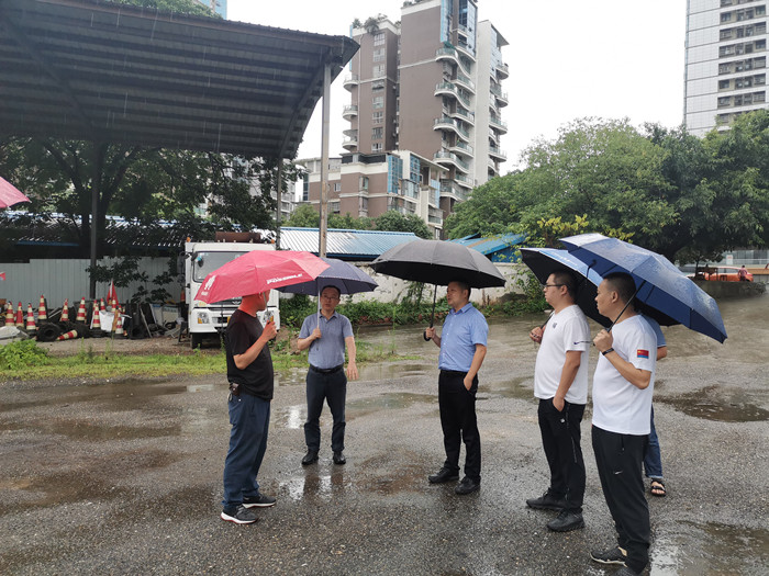 市公路管理处党委书记淳道松一行到路桥公司应急抢险大队基地检查汛期应急抢险准备工作