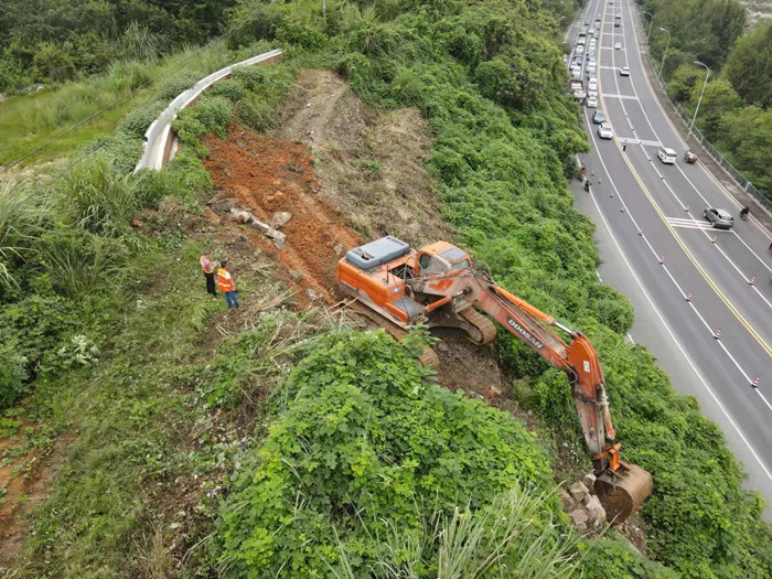 路桥公司紧急开展绵江路青莲段地灾临时排危除险工作