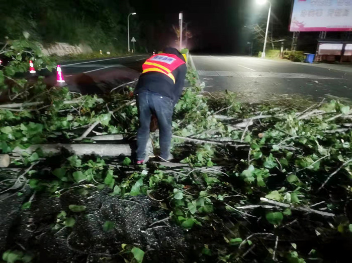 积极应对恶劣天气 确保管养路段畅通