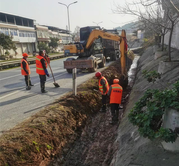 开展路域专项整治   全面提升路容路貌