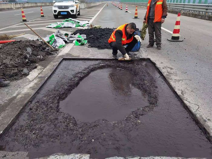 路桥公司开展公路安全隐患整治工作