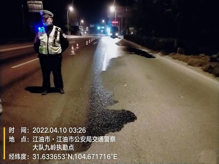 紧急处置路面油污 确保公路安全畅通