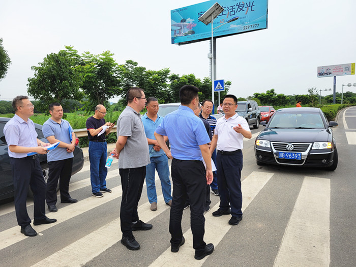 市交通运输局党委书记、局长谭谱到绵盐路现场督导路域环境整治工作