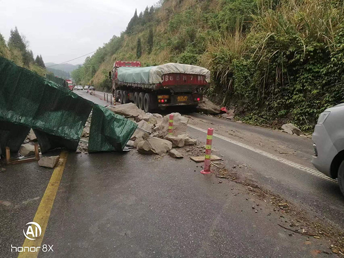 公司紧急处置绵盐路山体垮方